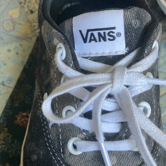 Vans lace up sneakers. 7.5 - Picture 4 of 6